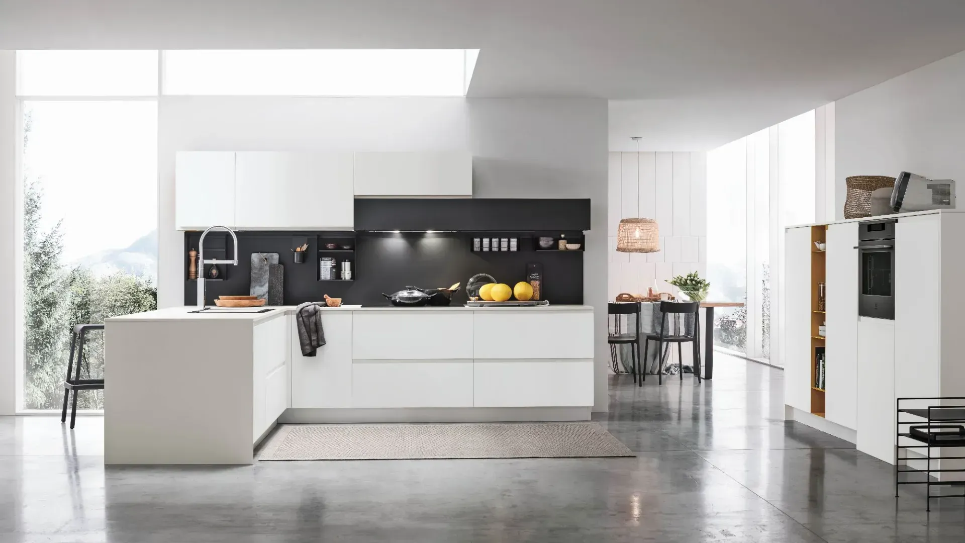 Basi, pensili e colonne a mezza altezza in Pet Bianco Assoluto opaco. Schienale in Fenix Nero Ingo. Top Quarzo Absolute White. Elementi a giorno i Laccato opaco Curcuma.